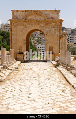 Jerash. Jordanien. Blick auf das monumentale nördlichen Tetrapylon von Kolonnaden Nord Decumanus. Stockfoto