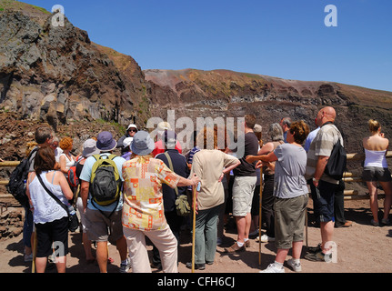 Touristen auf den Krater des Vesuvs. Stockfoto