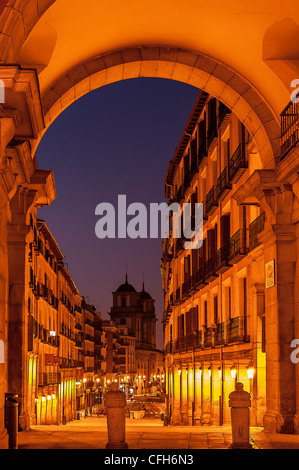 Plaza Mayor Arch Blick zur Kirche von San Isidro el Real, Madrid, Spanien Stockfoto