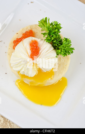 pochierten Eiern in einem Nest aus gestampften Kartoffeln mit grünen und Kaviar Stockfoto