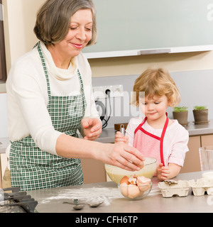 Großmutter und Enkelin Kekse backen Teig Stockfoto