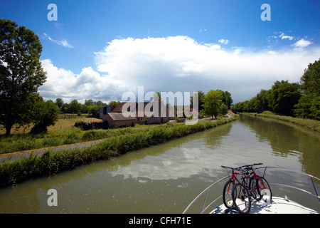 Frankreich, Burgund, Hausboot auf dem Canal du Nivernais Stockfoto