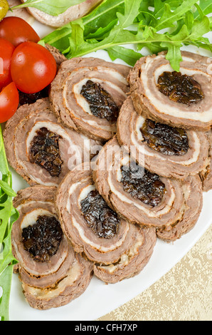 Schneiden Fleisch Filet mit Pflaume mit Salat, Tomaten und Parmeggiano Stockfoto