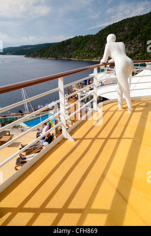 Skulptur auf dem oberen Deck des Kreuzfahrtschiffes Azura, Ostsee 6 Stockfoto