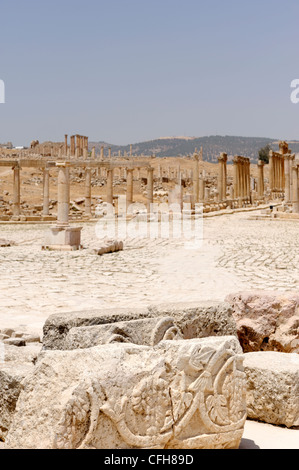 Jerash. Jordanien. Architektonische Fragmente legen auf das Pflaster von der attraktiven und einzigartig geformte ovale Forum romanum stammt Stockfoto