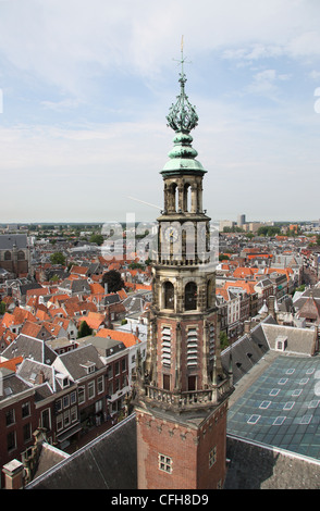 Drohnenansicht des historischen Rathauses (Stadhuis) und des Stadtzentrums von Leiden, Niederlande. Ein Hochwinkelfoto, das die Renaissance-Fassade zeigt Stockfoto