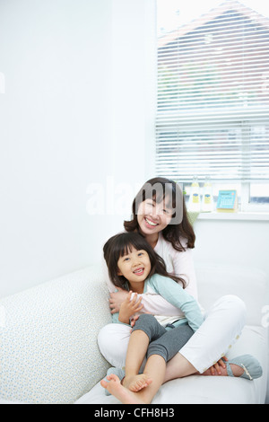 Die Frau und Mädchen umarmt zusammen Stockfoto