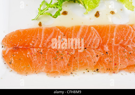 Fisch-Carpaccio mit Salat und mozzarella Stockfoto