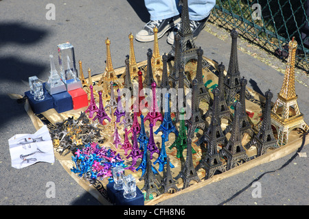 Eiffelturm-Souvenirs zum Verkauf in den französischen Straßen in der Nähe der Tower in Paris Stockfoto