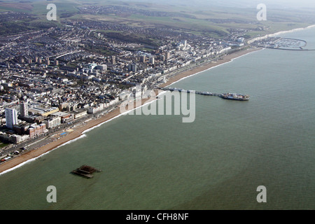 Luftaufnahme von Brighton Meer, Strand, alte Pier, neue Pier & Marina Stockfoto