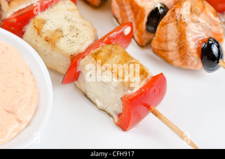Nahaufnahme von gegrillten Lachs und Garnelen mit Tomaten und Paprika auf Bambusstäbchen Stockfoto