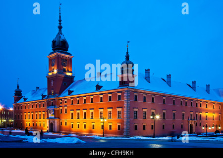 Winter-Dämmerung in Schlossplatz, Plac Zamkowy, Altstadt, Warschau, Polen, beleuchtet mit dem königlichen Schloss Stockfoto