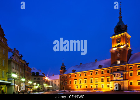 Winter-Dämmerung in Schlossplatz, Altstadt, Warschau, Polen, beleuchtet mit dem königlichen Schloss Stockfoto