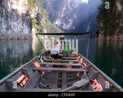 Khao Sok Nationalpark, Cheow Lan Lake. Thailand. Tourist Guide und Boot Fahrer hielten für eine Erfrischungspause. Stockfoto