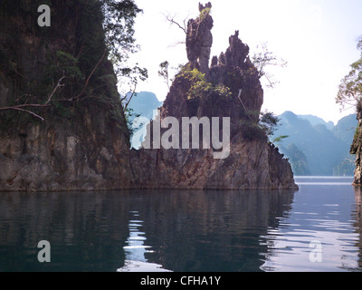 Khao Sok Nationalpark, Cheow Lan Lake. Thailand. Ein weiterer Blick auf die Kalkfelsen bilden kleine Inseln auf dem See. Stockfoto