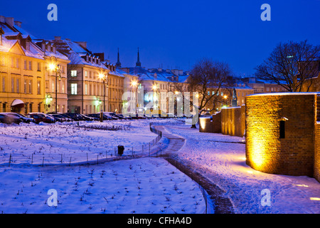 Winter-Dämmerung in außerhalb der Mauern der Altstadt, Stare Miasto, Warschau, Polen, Stockfoto