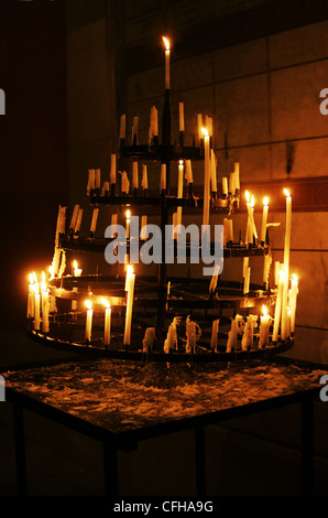 Sehr alte Vintage Metall Kronleuchter Holding Kirche Kerzen angezündet als ein Gebet zu Gott. Stockfoto