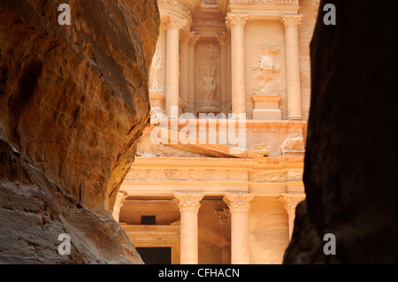 Petra. Jordanien. Die hellenistische elegante Fassade des Welt berühmten Treasury dramatisch erscheint am Ende der Stockfoto