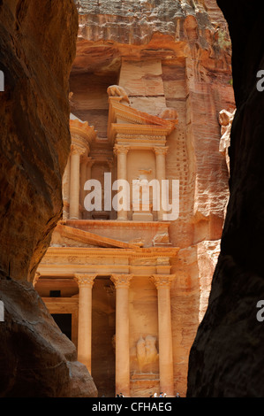 Petra. Jordanien. Die hellenistische elegante Fassade des Welt berühmten Treasury dramatisch erscheint am Ende der Stockfoto