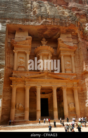 Petra. Jordanien. Blick auf die majestätischen und atemlos hellenistischen elegante Fassade des weltweit berühmten Treasury Building auf dem roten Stockfoto