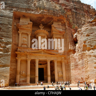 Petra. Jordanien. Blick auf die majestätischen und atemlos hellenistischen elegante Fassade des weltweit berühmten Treasury Building auf dem roten Stockfoto