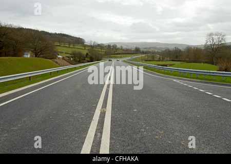 Teil der neuen verbesserten A470 bei Builth Road in Powys, Mitte Wales deaktivieren. Stockfoto