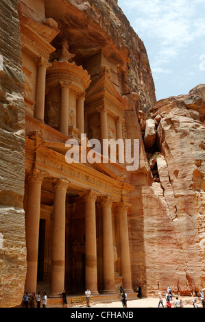 Petra. Jordanien. Blick auf die majestätischen und atemlos hellenistischen elegante Fassade des weltweit berühmten Treasury Building auf dem roten Stockfoto