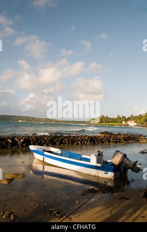 Native Panga Fischerboot Karibik Kokospalme Bäume modernes Hotel Big Corn Island Nicaragua Zentralamerika Meer dock docke Stockfoto