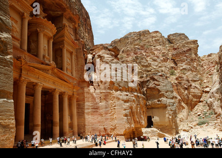 Petra. Jordanien. Blick auf die majestätischen und atemlos hellenistischen elegante Fassade des weltweit berühmten Treasury Building auf dem roten Stockfoto