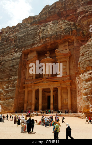 Petra. Jordanien. Blick auf die majestätischen und atemlos hellenistischen elegante Fassade des weltweit berühmten Treasury Building auf dem roten Stockfoto