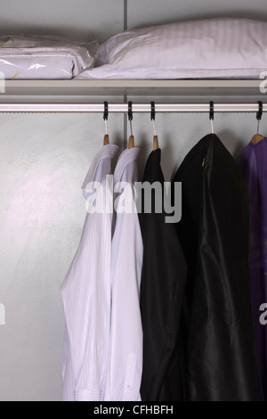 moderne Garderobe mit Kleidung Stockfoto