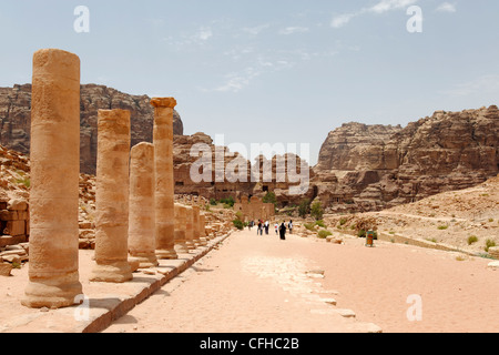 Petra. Jordanien. Blick auf einige der übrigen aufrechten Spalten, die einmal den Roman Cardo Maximus oder Colonnaded Straße in ausgekleidet die Stockfoto