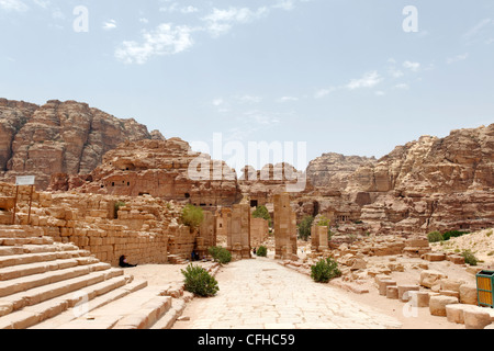 Petra. Jordanien. Blick vom Roman Cardo von der imposanten Temenos-Tor, das stammt aus dem 2. Jahrhundert n. Chr. und markierte das Ende der Stockfoto