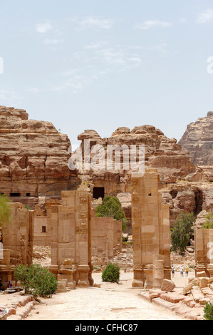 Petra. Jordanien. Blick auf die Reste der imposanten Temenos-Tor, das stammt aus dem 2. Jahrhundert n. Chr. und markierte das Ende der Stockfoto