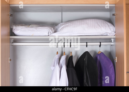 moderne Garderobe mit Kleidung Stockfoto