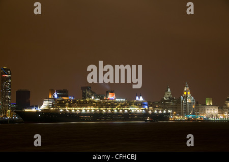 Das Cunard-Kreuzfahrtschiff "Queen Mary 2' in Liverpool Stockfoto