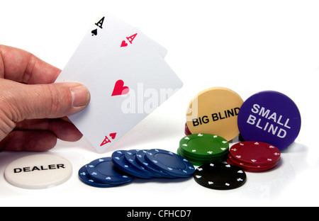 Hand mit zwei Asse beim Pokerspiel mit Chips auf isoliert weiss Stockfoto