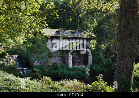 Das alte Wasserkraft betriebene Sägewerk in Osmaston Park, Osmaston, in der Nähe von Ashbourne, Derbyshire, England Stockfoto