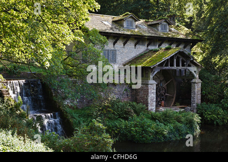 Das alte Wasserkraft betriebene Sägewerk in Osmaston Park, Osmaston, in der Nähe von Ashbourne, Derbyshire, England Stockfoto