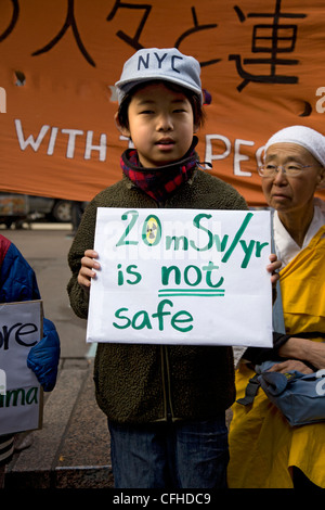 Frieden-Wanderer in New York auf ihrem Weg zum Kernkraftwerk Indian Point auf 1 Jahr-Jubiläum der Fukushima-Katastrophe Stockfoto