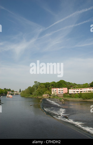 Fluss Dee in Chester mit Wohnungen von Lachs springen und das Wehr an einem schönen sonnigen Tag