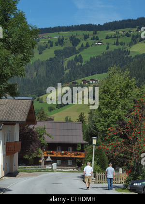 Touristen-Wailking in den österreichischen Alpen über Wargrain östlich von Salzburg Stockfoto