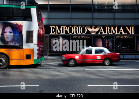 Bus und rote Taxi Emporio Armani store in Hong Kong Stockfoto