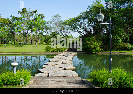 Zu Fuß über den großen Teich im Park. Stockfoto