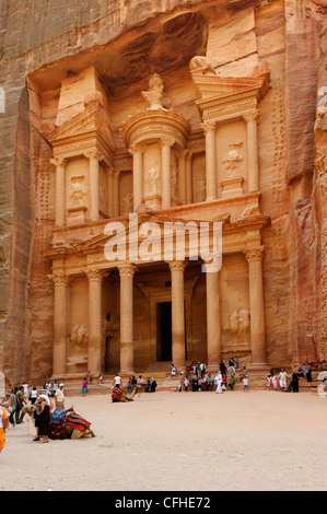 Petra. Jordanien. Blick auf die majestätischen und atemlos hellenistischen elegante Fassade des weltweit berühmten Treasury Building auf dem roten Stockfoto