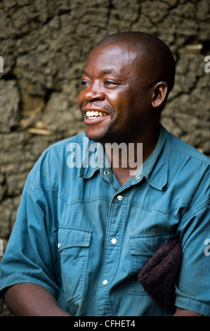 Fairtrade-Vanille und Kakao Landwirt vor seinem Haus in das Ruwenzori-Gebirge in der Nähe von Bundibugyo, Uganda. Stockfoto