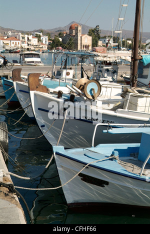 Griechenland - Saronischen Golf Hydra. Blau und weiß bemalten Fischerboote vertäut im Hafen von der Ferieninsel Stockfoto