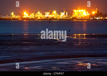 Ein Blick auf die Marine Anlegestelle in Fawley Ölraffinerie in Southampton Water Stockfoto