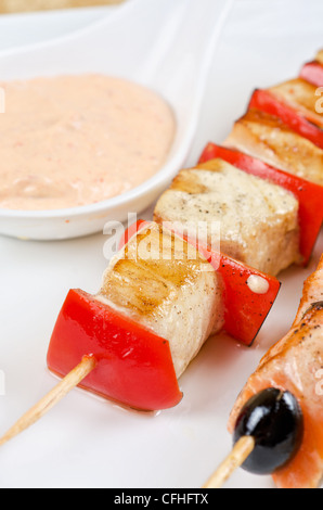 Nahaufnahme von gegrillten Lachs und Garnelen mit Tomaten und Paprika auf Bambusstäbchen Stockfoto