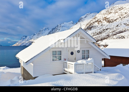 Verschneite Hütte Californias in norwegischer Fjord Dorf von Ersfjord, Kvaloya Insel, Troms, Norwegen, Europa Stockfoto